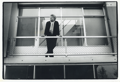 404908 Portret van Frits Bokelman, bewoner van één van de Rietveld-huizen aan de Erasmuslaan te Utrecht.